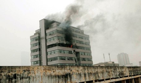 Giảng đường Đại học Ngoại Thương bốc cháy - ảnh 4